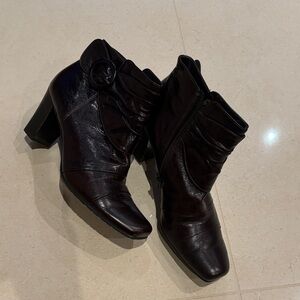 Paul Green chocolate brown leather boot. Size 6. Excellent condition.